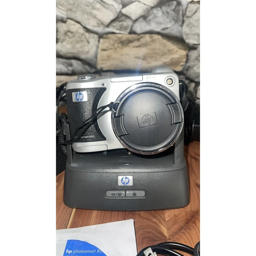 Vintage 2003 HP Photosmart 850  Digital Camera & Dock
